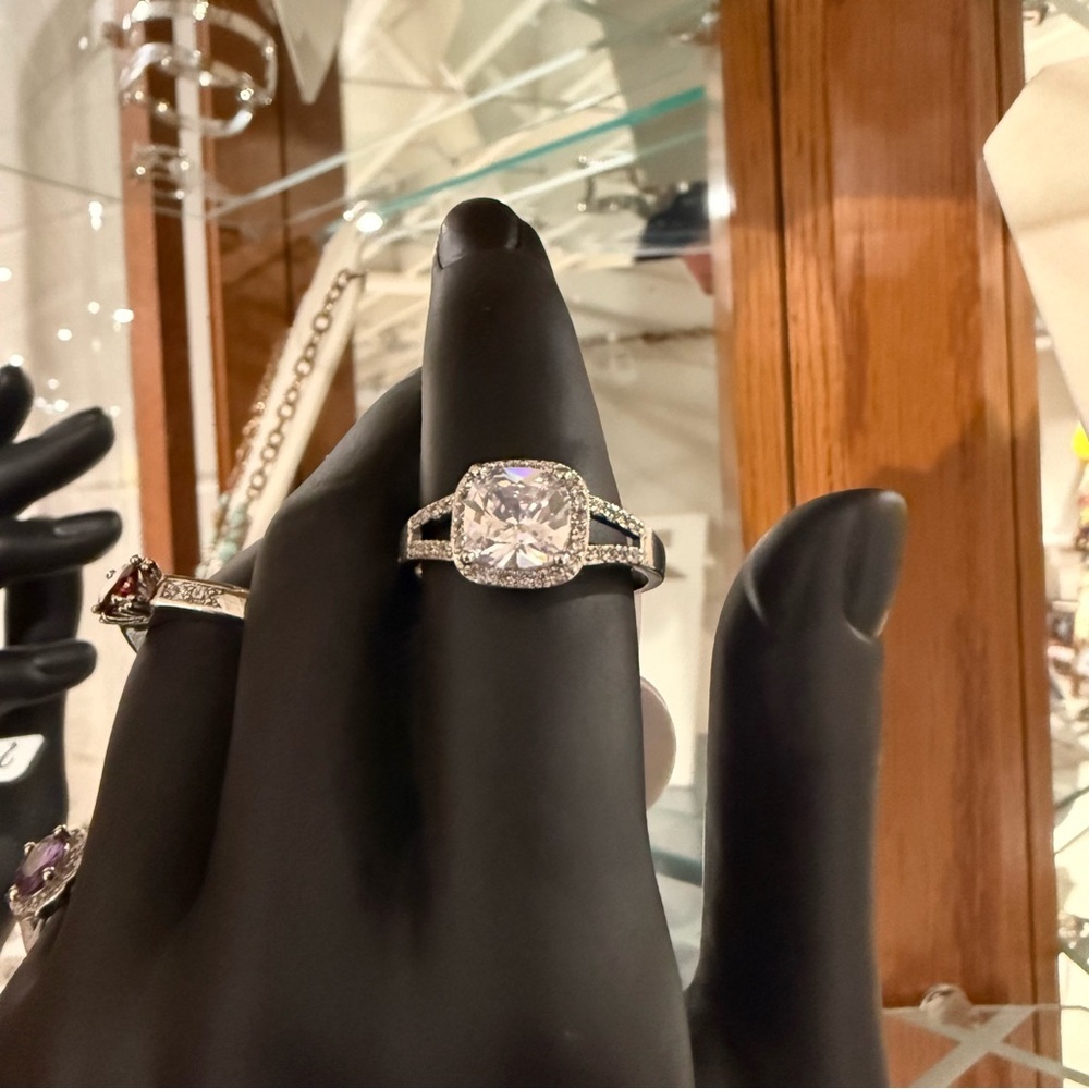 Elegant Silver band CZ Stone Ring split shank halo embezzled Stunning size 10 - Picture 7 of 7